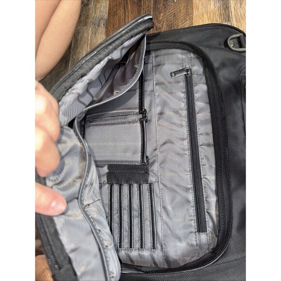 Kenneth Cole Reaction Briefcase Model 9950-64BK 18x13 - Picture 3 of 6